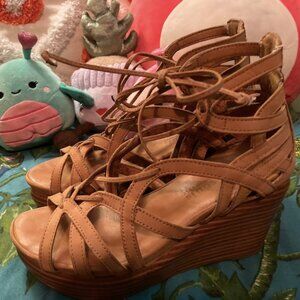 Gentle Souls by Kenneth Cole wedge. sz 6.5